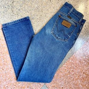 Classic Vintage wrangler jeans, Measurements laying flat waist 15 inches